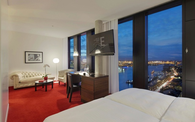 Empire Riverside Hotel