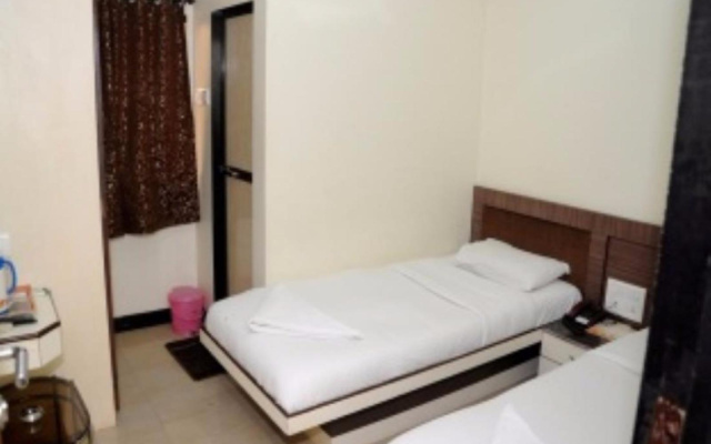 OYO 424 Hotel Apple Suites