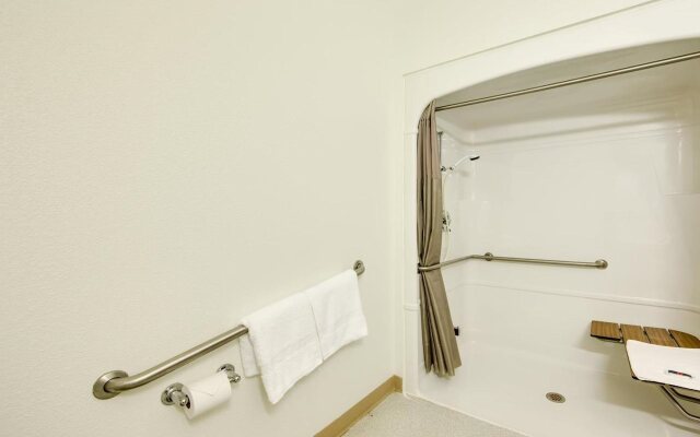Motel 6 Toronto Brampton