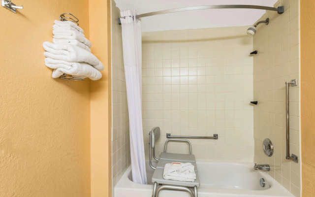 Quality Inn & Suites Louisville East