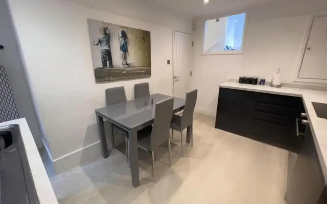 Apartmentsleeps8-wifi-famillyfriendly-citycentre