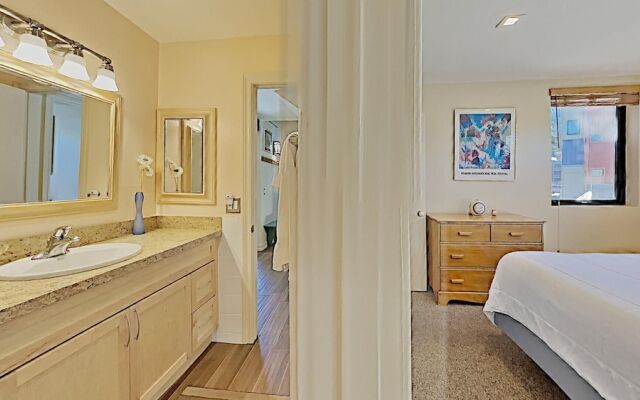 Slopeside Four Bedroom Homes at 1849 Condos - Free Wifi and Parking! by RedAwning