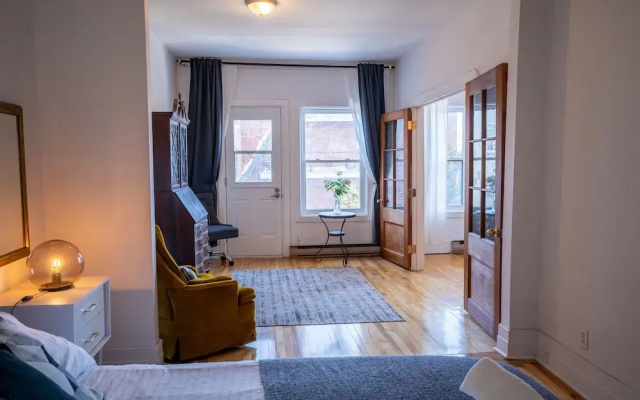 Stunning 2 Bedroom Apt! 3mins Walk From CDN Metro