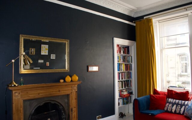 Vintage Style Apartment In Lovely Leith