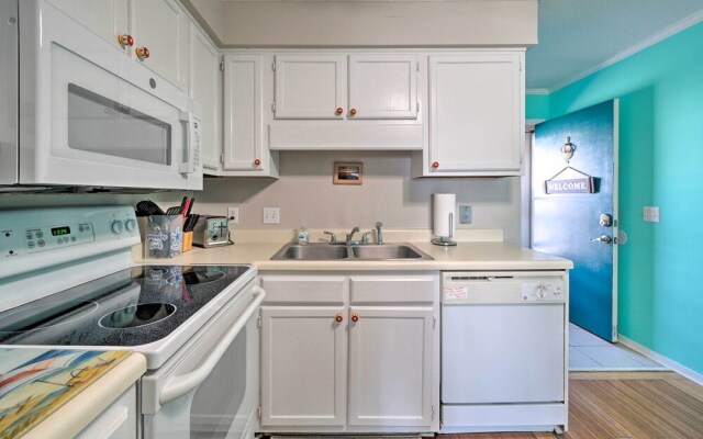 Condo w/ Balcony & Pool: Walk to 2 Beach Accesses!