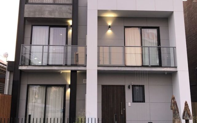 Timber Door Luxury Accommodation Geelong