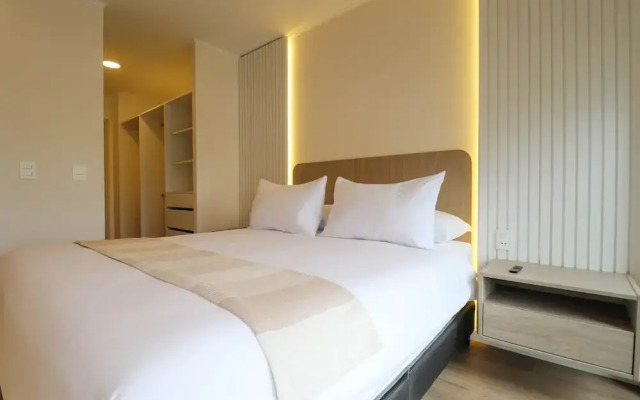 w Elegant 2BR w Balcony Near Larcomar