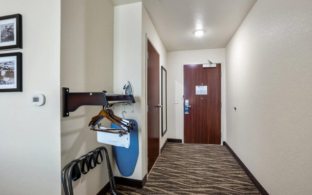 Cobblestone Hotel & Suites - De Pere/Green Bay