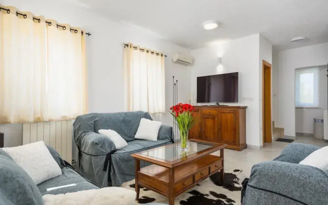 Pretty Villa With View