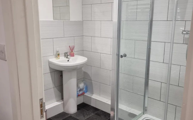 London Oasis Modern 2BR Apartment