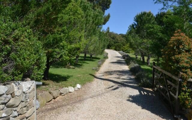 Lovely villa in Cesseras with private swimming pool
