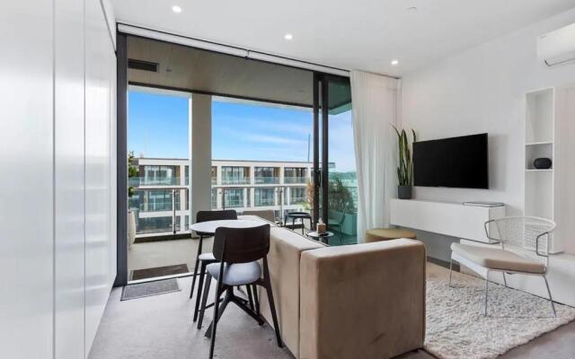 Sleek Modern Studio With Balcony!
