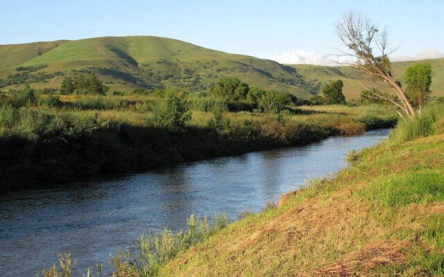 Stone Circle Lodge & Backpackers