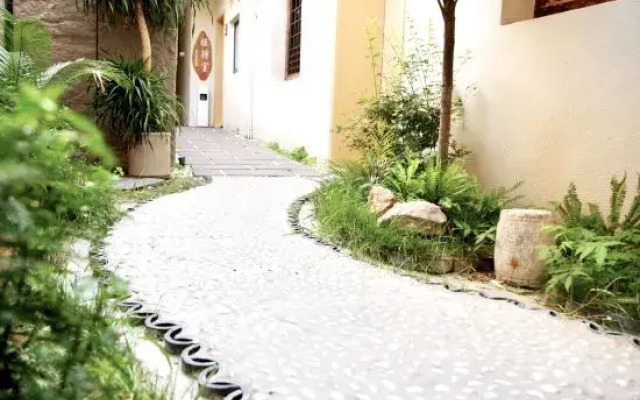 Luoyi Ancient City Flute House Homestay