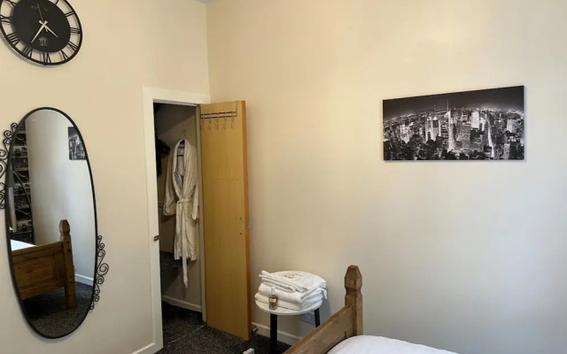 Central Glasgow Apartment - Sleeps 2 & Kitchen