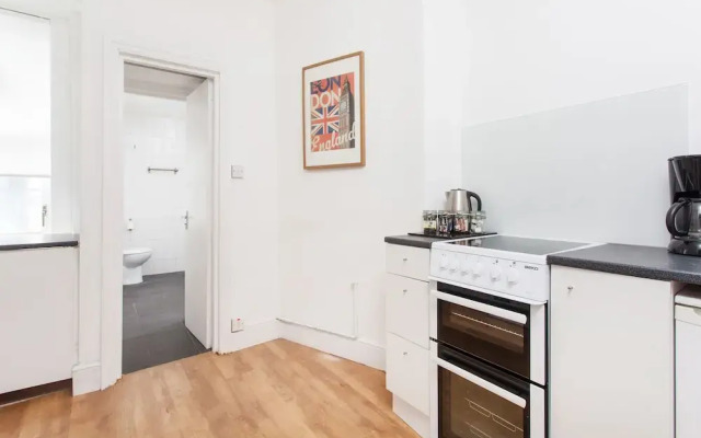 Spacious Studio Apartment Soho Square