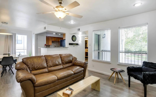 Serene Dallas Condo w/ Pool - Walkable Location!