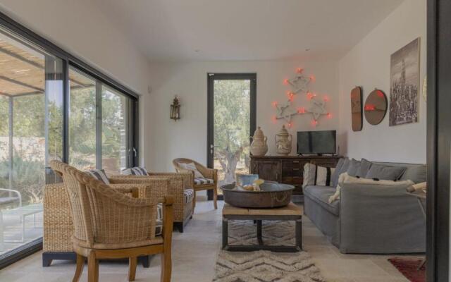 New Villa Aspri with Infinity Pool 1km from the sea