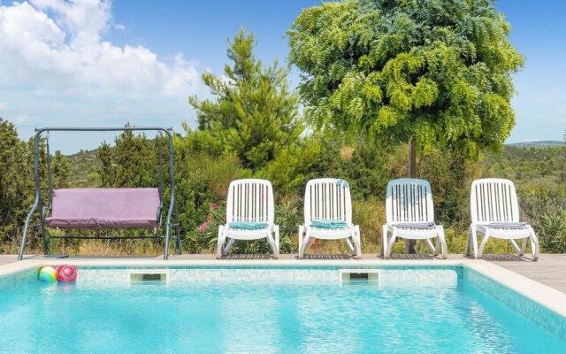 House with outdoor pool in Tisno