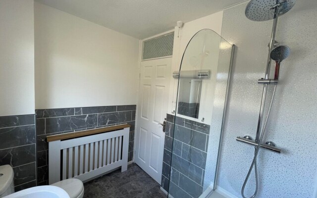 Leominster 3 Bedroom House, Parking Garden Private