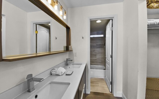 Swans Nest 1601 2 Bedroom Condo by RedAwning