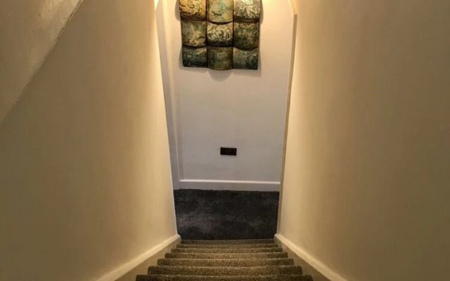 Stylish 3 Bedroom House Only 5 Mins From M6/m58