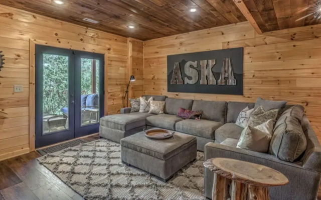 Aska Pines by Escape to Blue Ridge