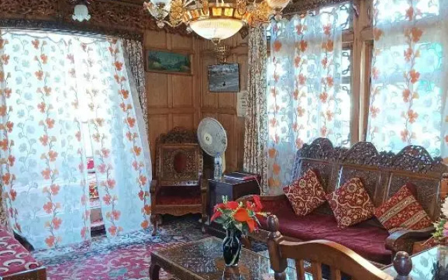New minar group of houseboats