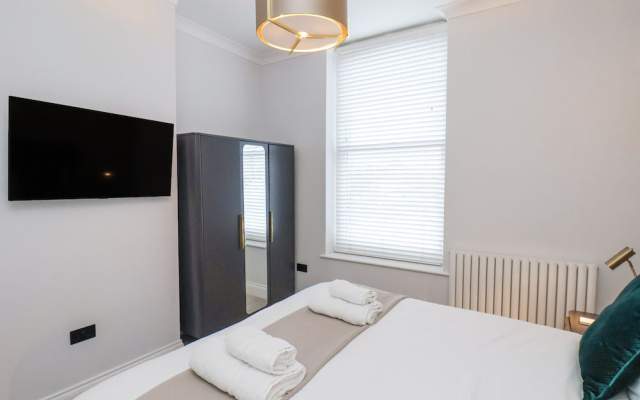 The Salisbury Sleeps 4 Classic Apartment