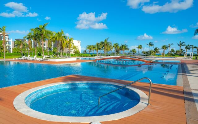 Sirenita G. Infinity pool - At Mareazul