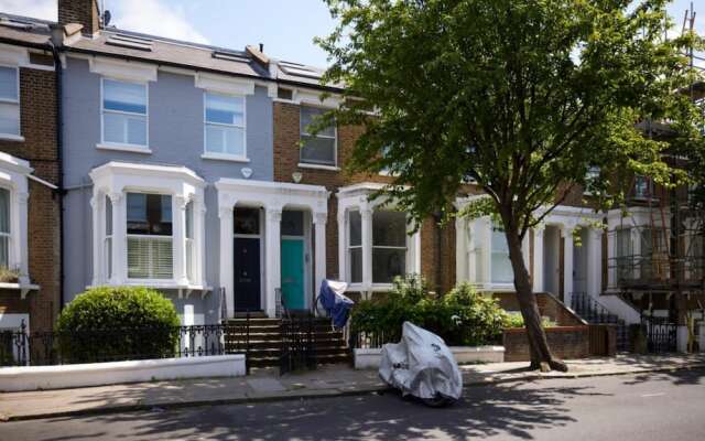 The Hammersmith and Fulham Wonder - Trendy 3bdr Flat With Garden