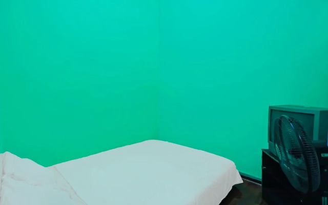 SPOT ON 92186 Penginapan LorraNearPasar Oleh Oleh