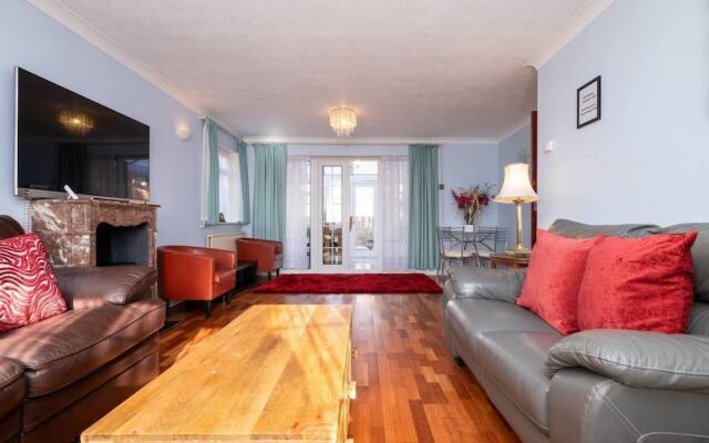 House With Sauna, hot Tub, gym & Parking