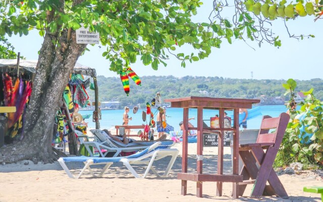 Aqua Verde- Burbon Beach Club