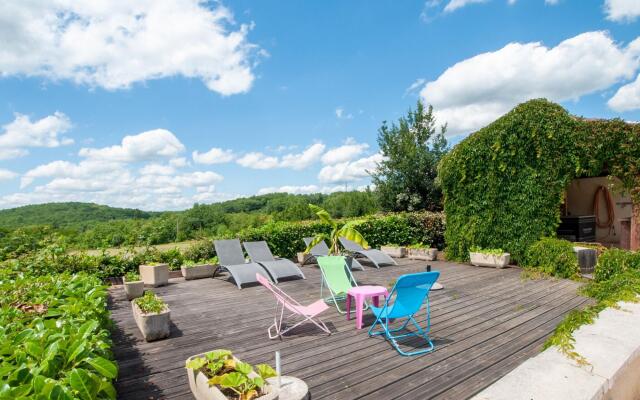Idyllic Holiday Home in Dégagnac with Jacuzzi Near River
