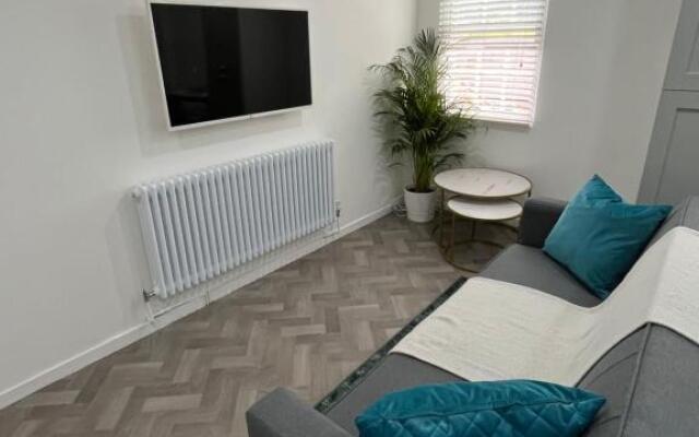 Town centre property with parking/100m from castle