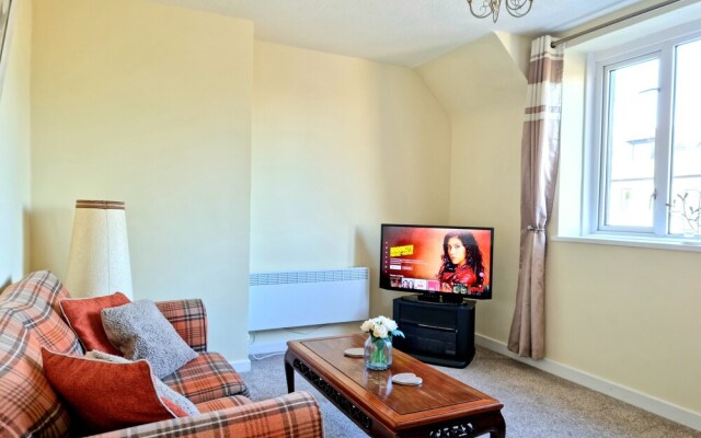 Bright Airy Home With Free Parking