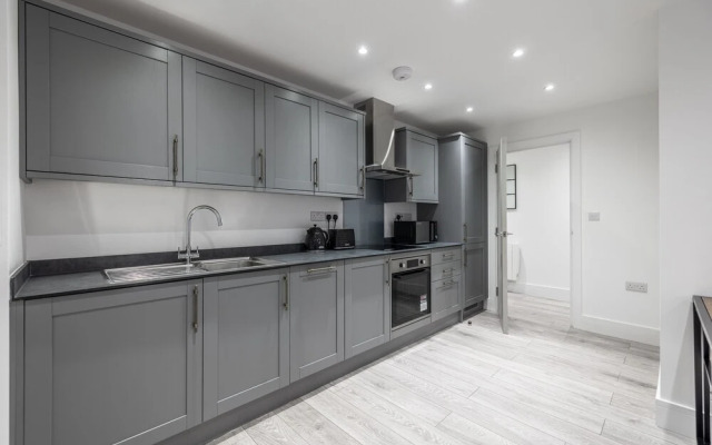 Remarkable 2-bed Apartment in Camberley