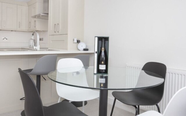Whitehouse Apartments- Apartment B