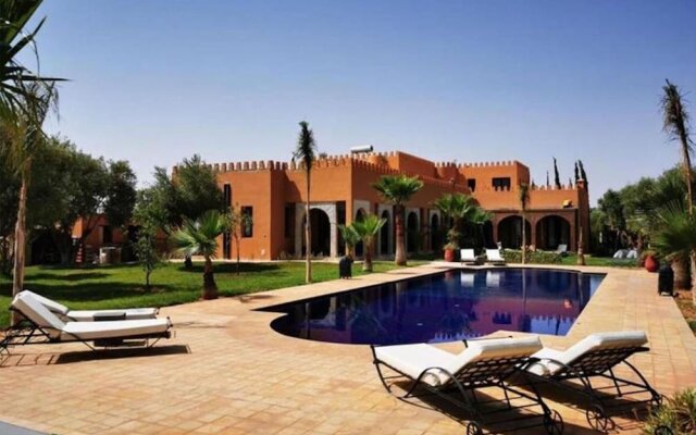 "villa With Heated Pool and Breakfast Included - by Feelluxuryholidays"