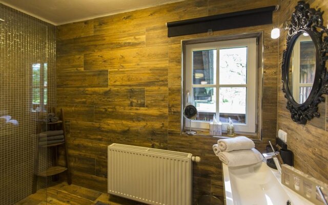 Holidaysun, Chalet Foresthouse, Detached Villa, 1000 qm garden, mountainview, whirlpool, BBQ&bikes&sunbeds for free