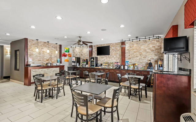 Quality Inn & Suites Des Moines Airport