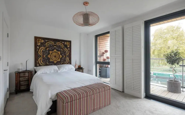 Stylish 2BD With Views of the River Lea