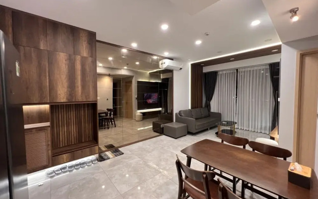 Midtown The Peak Apartment by VnHouse