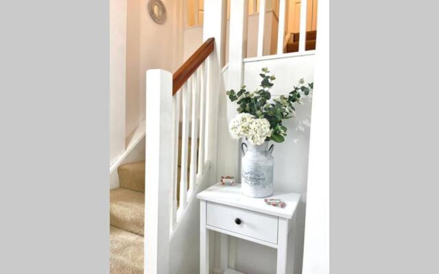 County House - THE WHITE APARTMENT