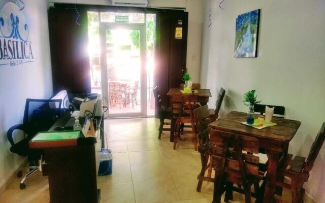 Basilica Hostal y Cafe - Hostel
