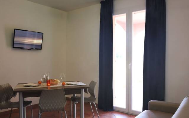 Well-kept Apartment With air Conditioning 1 km. From the sea