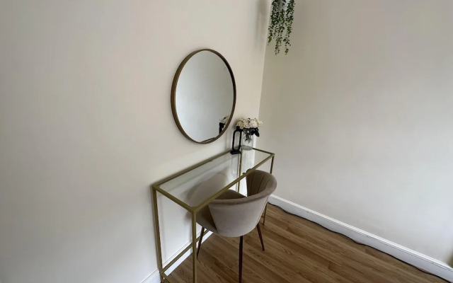 Charming 2-bed Apartment in Danbury, Essex