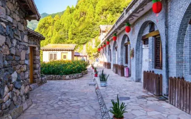Mount Yunqiu Yaodong Courtyard