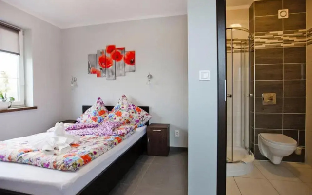 Comfortable Ground Floor Apartment, Summer Pool
